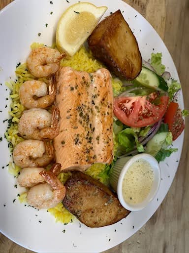 Assiette filet saumon avec 6 crevettes a I’ail / Plate of Salmon Fillets with 6 Garlic Shrimps