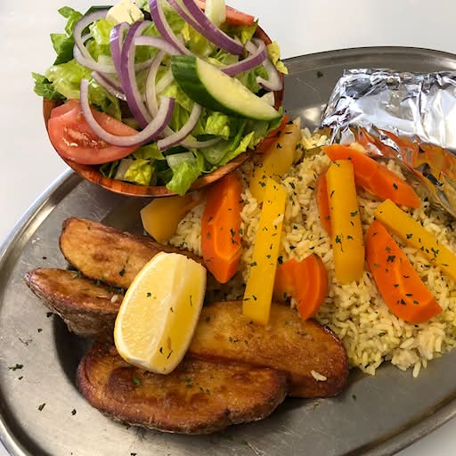 Assiette de souvlaki sur pita / Plate of Souvlaki on Pita