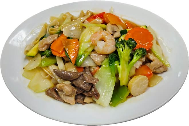 604. Assorted Meat & Seafood on Rice Noodle (Hủ Tiếu Xào Thập Cẩm)