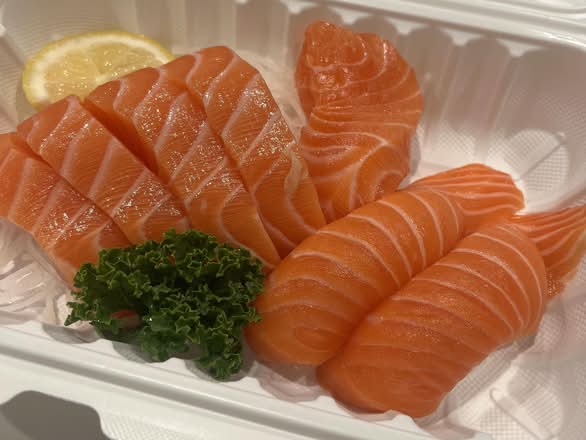 (half) Salmon sashimi