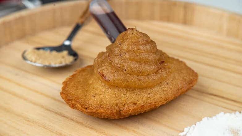 Madeleine À La Pomme & Chaï - Madeleine With Apple & Chai