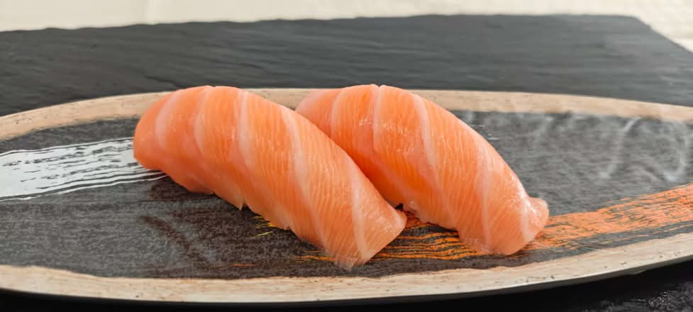Salmon Sushi (2Pcs)