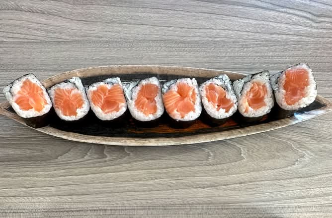 Salmon Roll (8 Pcs)
