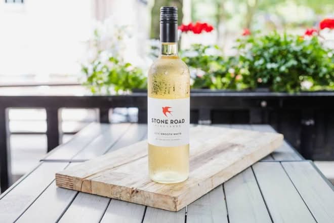 Stone Road White Blend, 750ml Bottle White Wine (13.3%25 ABV)