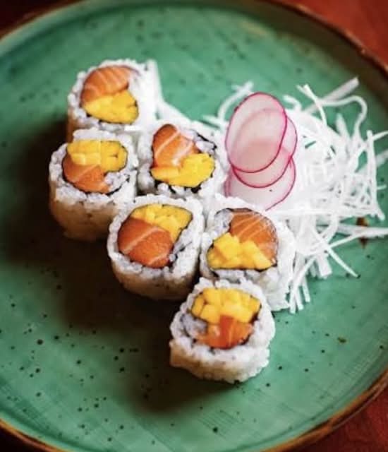 Fresh mango salmon Roll（6pc）