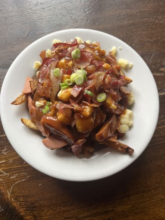 Poutine au Saucisse et /Bacon | Sausage and Bacon Poutine