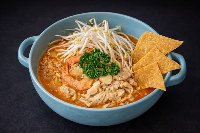 Tom Yum Noodles Soup (Medium Spicy)