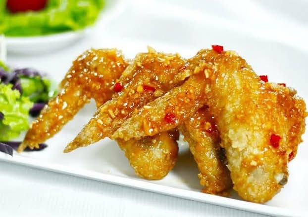 CÁNH GÀ CHIÊN NƯỚC MẮM - Fried Chicken wings with fish sauce (combo 6 pieces + sticky rice)