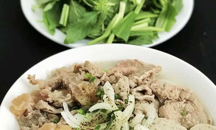 PHỞ HOLA (TÁI, CHÍN, BÒ VIÊN, GÂN) - Pho HOLA (Noodle With with Rare Beef, Beef balls, and Tendon)