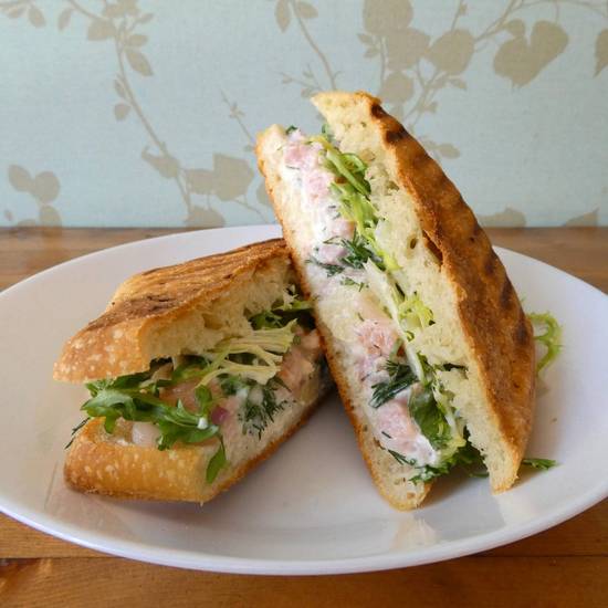 SANDWICHE AU TARTARE DE SAUMON FRAIS
