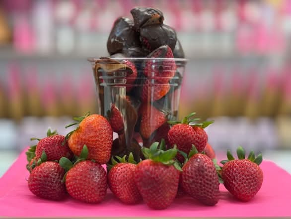 Fresh Cut Strawberry Chocolate Cups