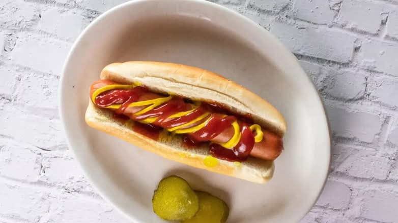 Steamed Hot Dog / Hot dog vapeur