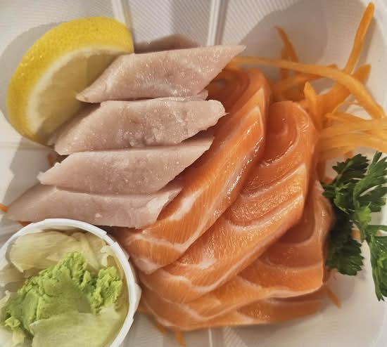 tuna and salmon sashimi