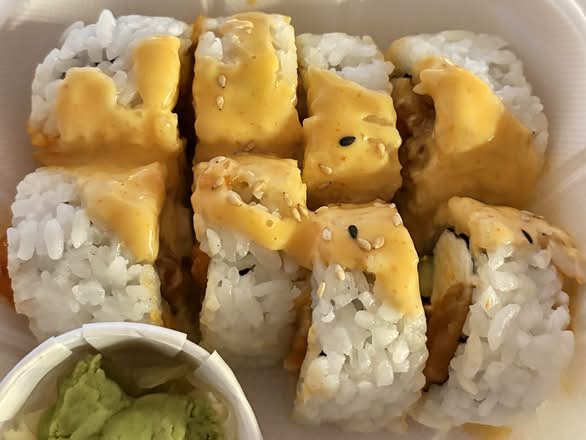 Spicy salmon creamcheese roll
