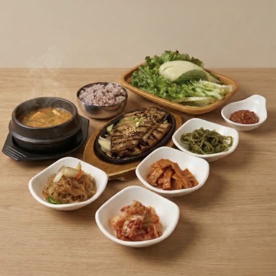Grilled Pork Belly SsamBap (양념 삼겹살구이 쌈밥) 韩式烤五花肉蔬菜包饭