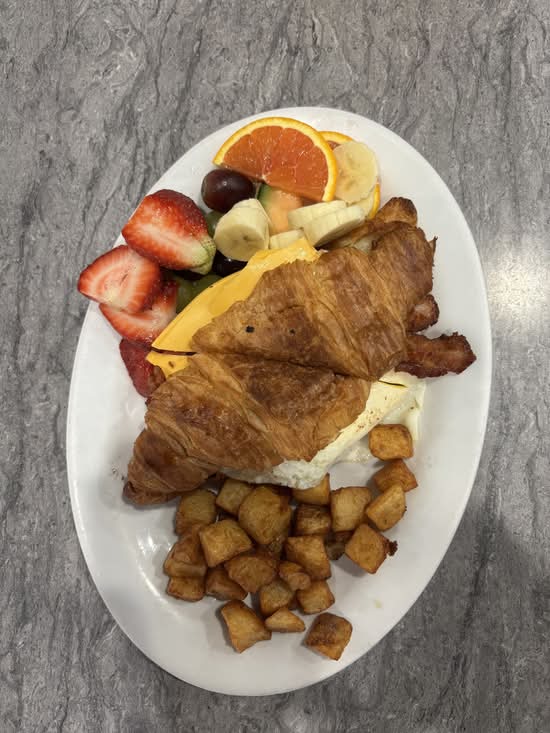 Copia deBreakfast Croissant with Fruits Sandwich (Croissant Déjeuner Avec Des fruites)