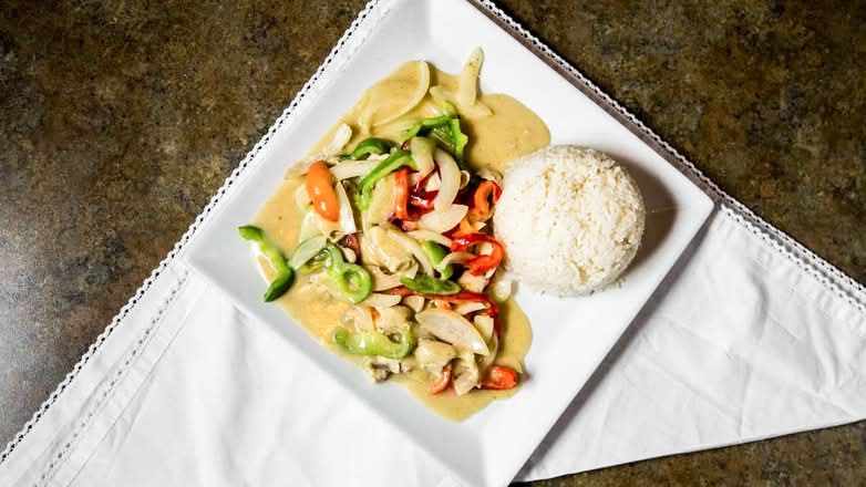 91B. Chicken Stir Fry with Thai Green Curry Sauce Serve with Rice