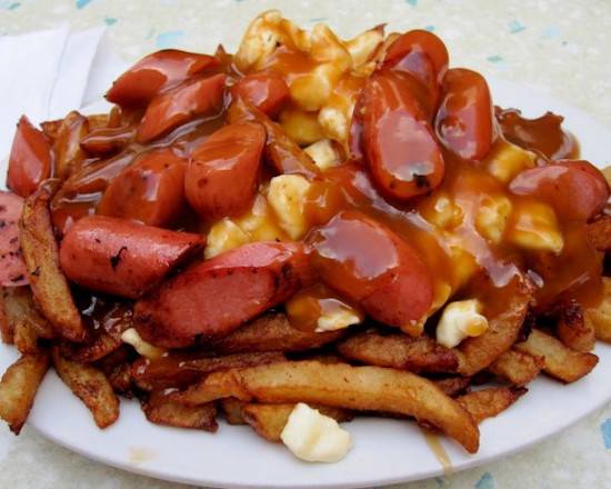 Poutine aux saucisses / Sausage Poutine moyenne