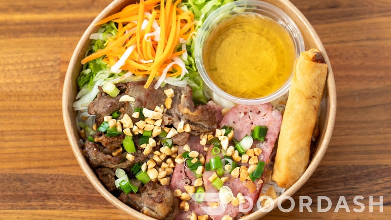Vermicelli Charbroiled Pork Mixed Bowl (Peanuts Allergy Advised)