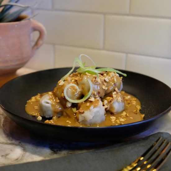 Wontons sauces aux arachides / Wontons with peanut sauce