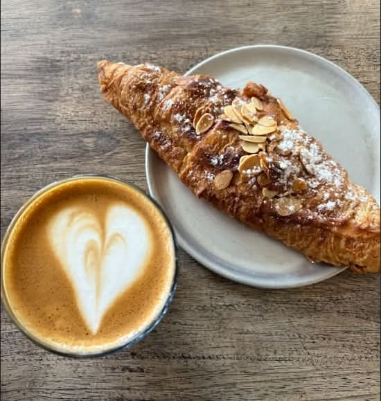 Croissant aux amandes maison / Homemade almond croissant