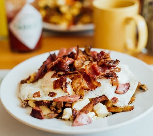 Poutine œufs bacon saucisses / Eggs Bacon Sausages Poutine