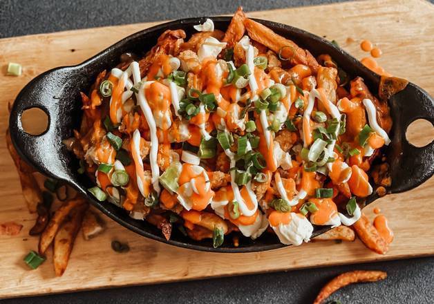 Poutine Buffalo🍟🔥(Offre 2 pour 1: Assurez-vous d'avoir 2 items sélectionnés à la fin de la commande. Nous ne pourrons fournir l'item manquant si ce n'est pas le cas.)