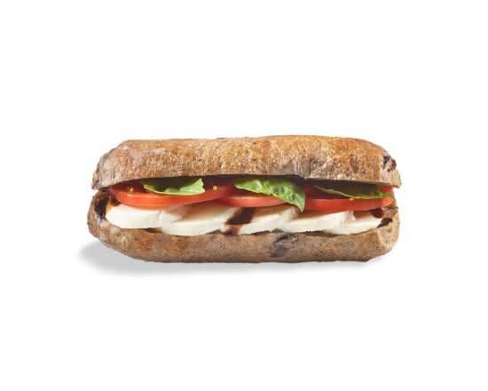 Sandwich aux tomates et bocconcini sur pain aux olives Kalamata / Tomato & Bocconcini Cheese on Kalamata Bread
