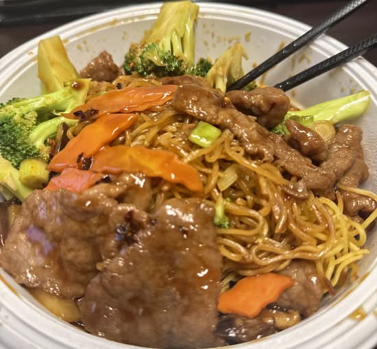 102.Sliced Beef and Broccoli Chow Mein