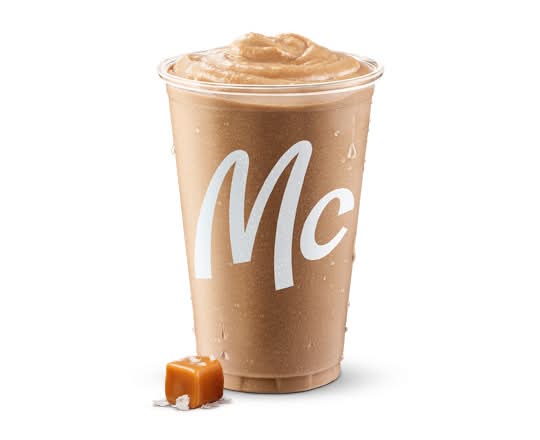Café frappé au caramel salé, format moyen [590.0 Cal]