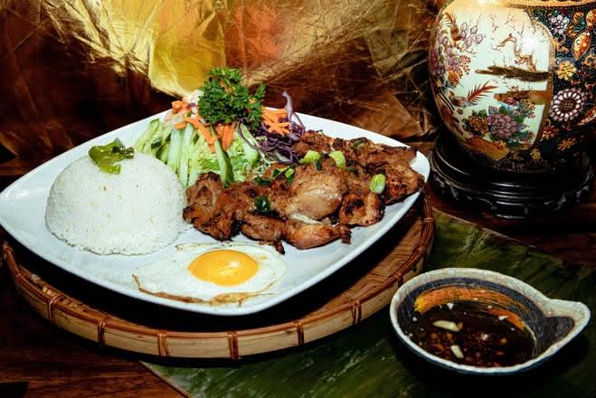 C2. Com Ga Nuong, Trung Op La