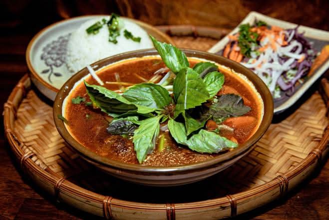 F2. Com Bo Kho