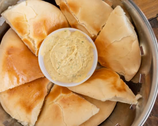 Hummus and 2 pitas