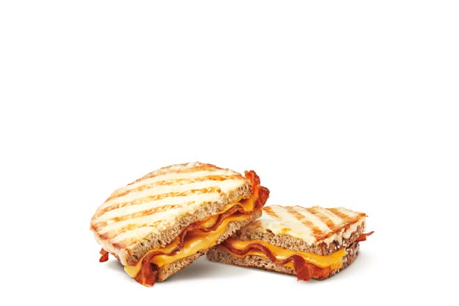 Sandwich gratiné au fromage fondu et au bacon