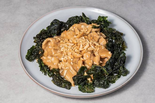 P04 Poulet sauce aux arachides(Servi avec une petite portion d'epinard frits)/Peanut butter chicken with fried spinach