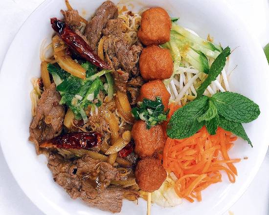 405. Stir Fried Beef with Lemon Grass and Hot Pepper on Vermicelli