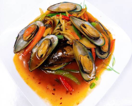109. Stir Fried Mussel with Basil Leaves