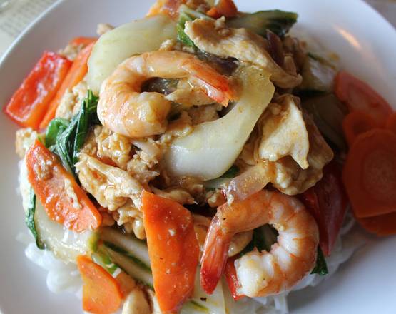 #11. Hu Tiêu Xao - Chicken, Shrimp and Mixed Vegetables on Flat Noodles. (Protein Options Available)