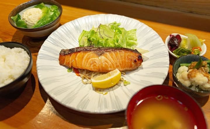 Garlic Soy Marinated Grilled Atlantic Salmon Bento / サーモンガーリック醤油焼き定食