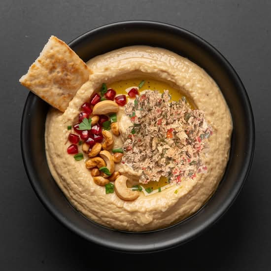 Hummus Shawarma  avec noix de pin et cajou / Hummus Shawarma  with pine nuts and cashews