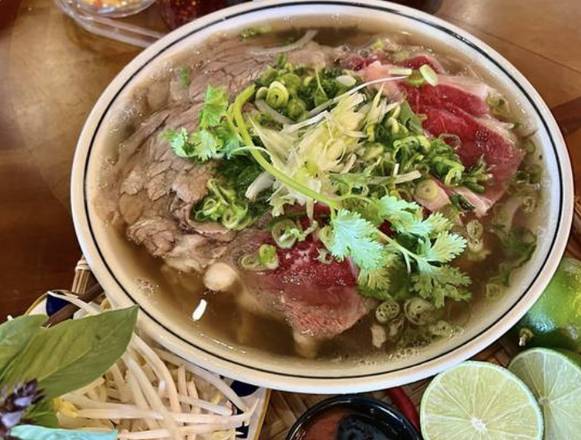 12. Phở Đặc Biệt / Special Rice Noodles Soup
