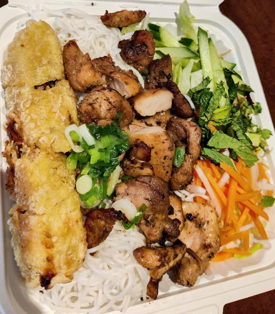 405. Grilled Lemongrass Chicken and Deep Fried  Pork Spring Roll with Vermicelli Noodles - Bún Gà Nướng, Chả Giò - 烤鷄, 春卷檬