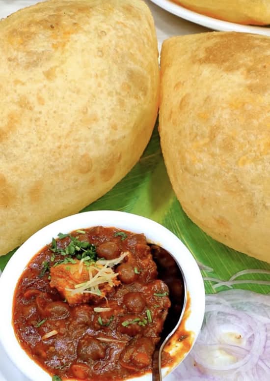 chana bhatura plate