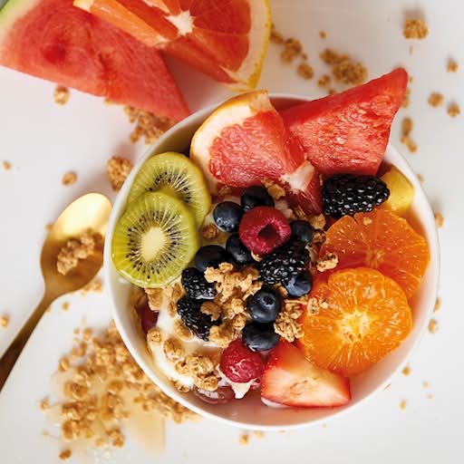 Croque nature garni de fruits frais avec yogourt / Harvest Crunch Garnished with Fresh Fruits, with Yogurt
