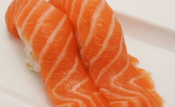 Salmon Sushi (2 pcs)