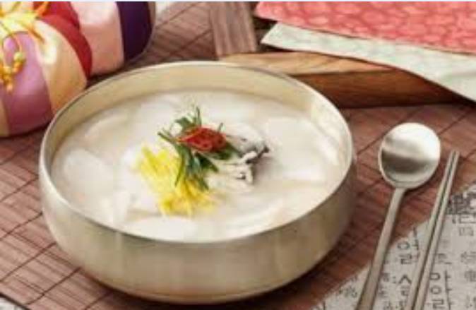 떡만두국  Rice Cake with Mandu Soup