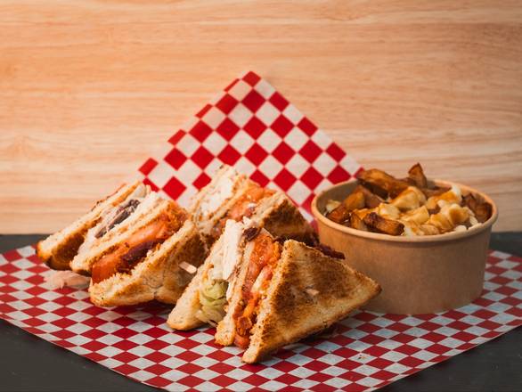 CLUB SANDWICH POUTINE