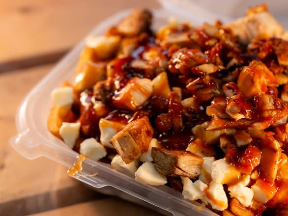 POUTINE POULET FRIT BBQ ÉPICÉE  L - L SPICY BBQ CHICKEN POUTINE