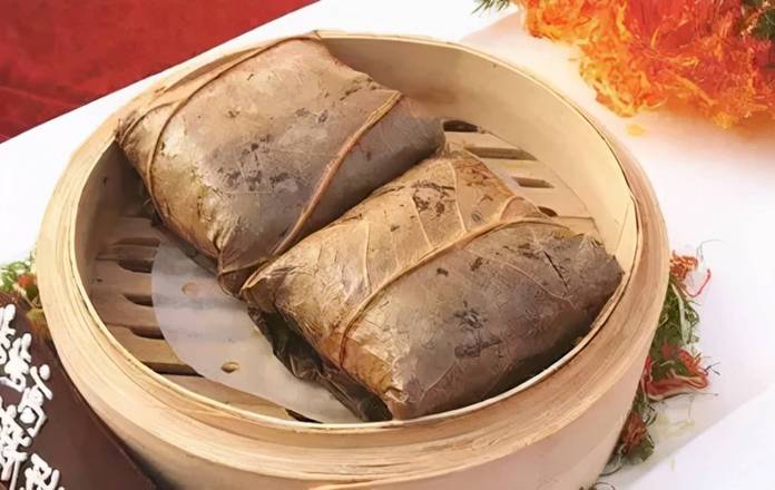 Sticky Rice with Treasures in Lotus Leaf (2pcs)