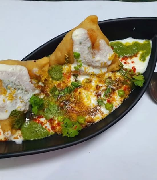 Dahi samosa chaat (2pcs)